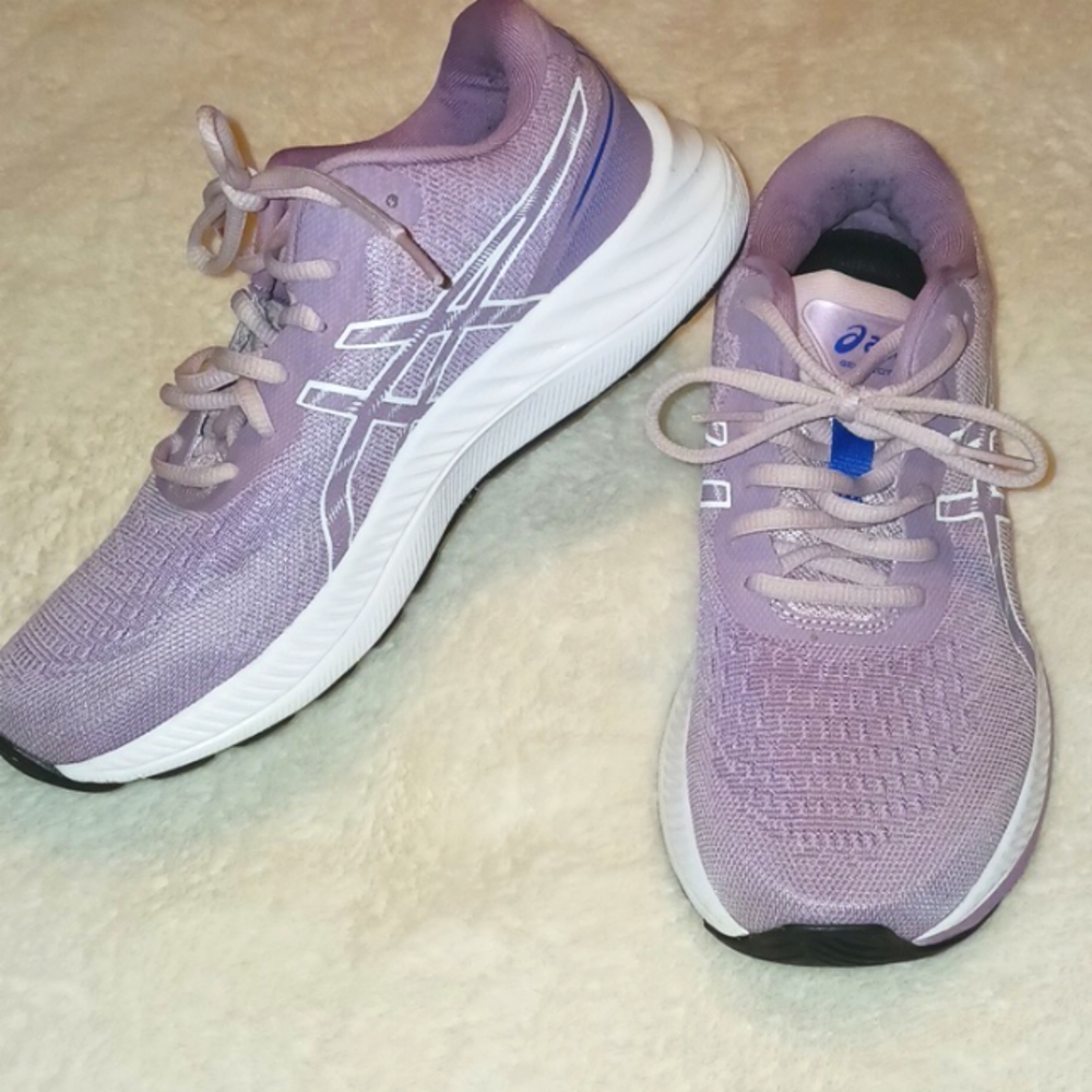 Asics Gel -Excite   Size 8- Women's